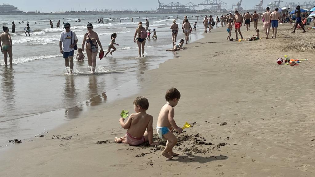 La playa llena de bañistas desde primera hora.