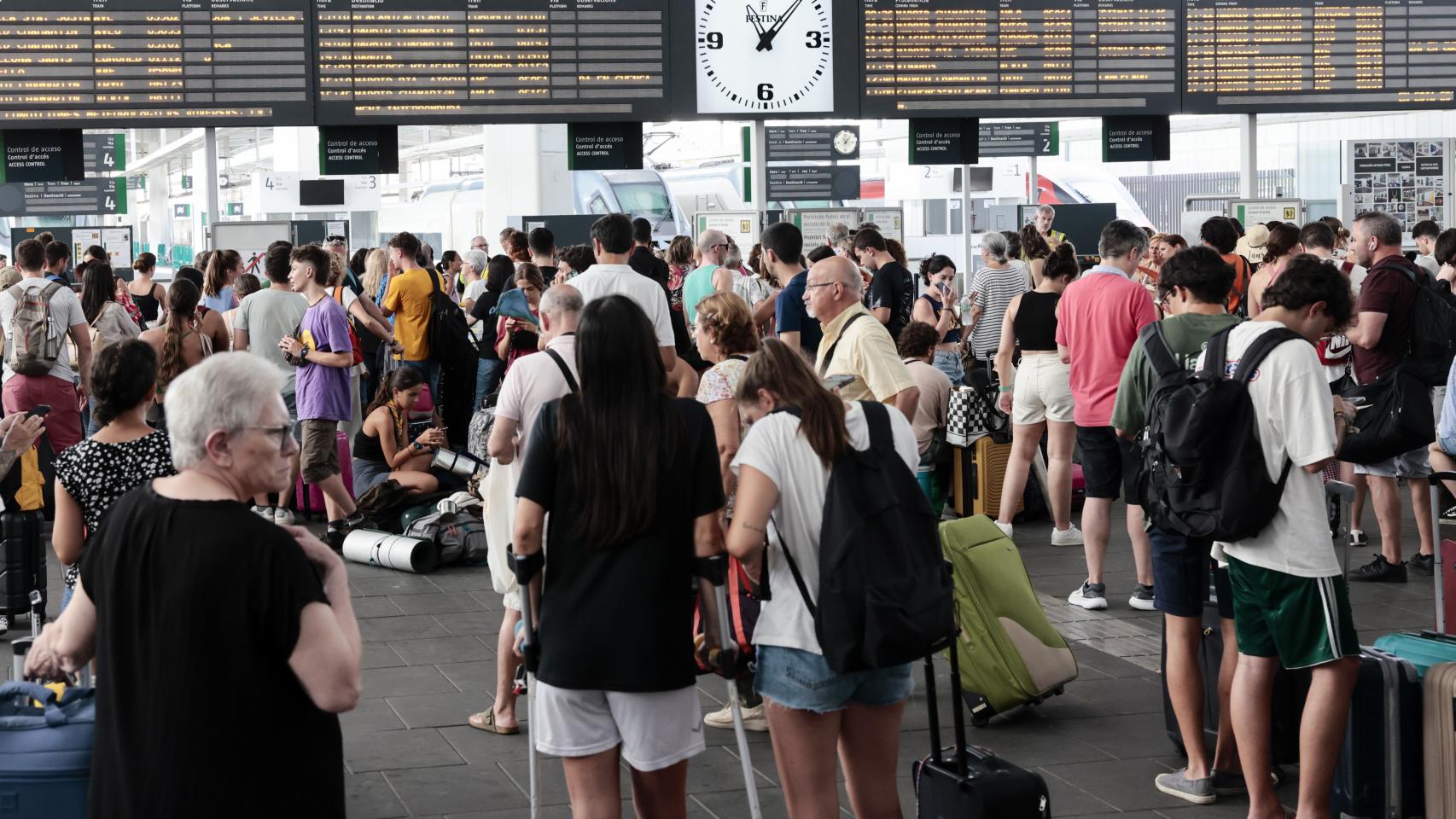 Un gran número de personas aguarda al restablecimiento del tráfico ferroviario en la estación Joaquín Sorolla.