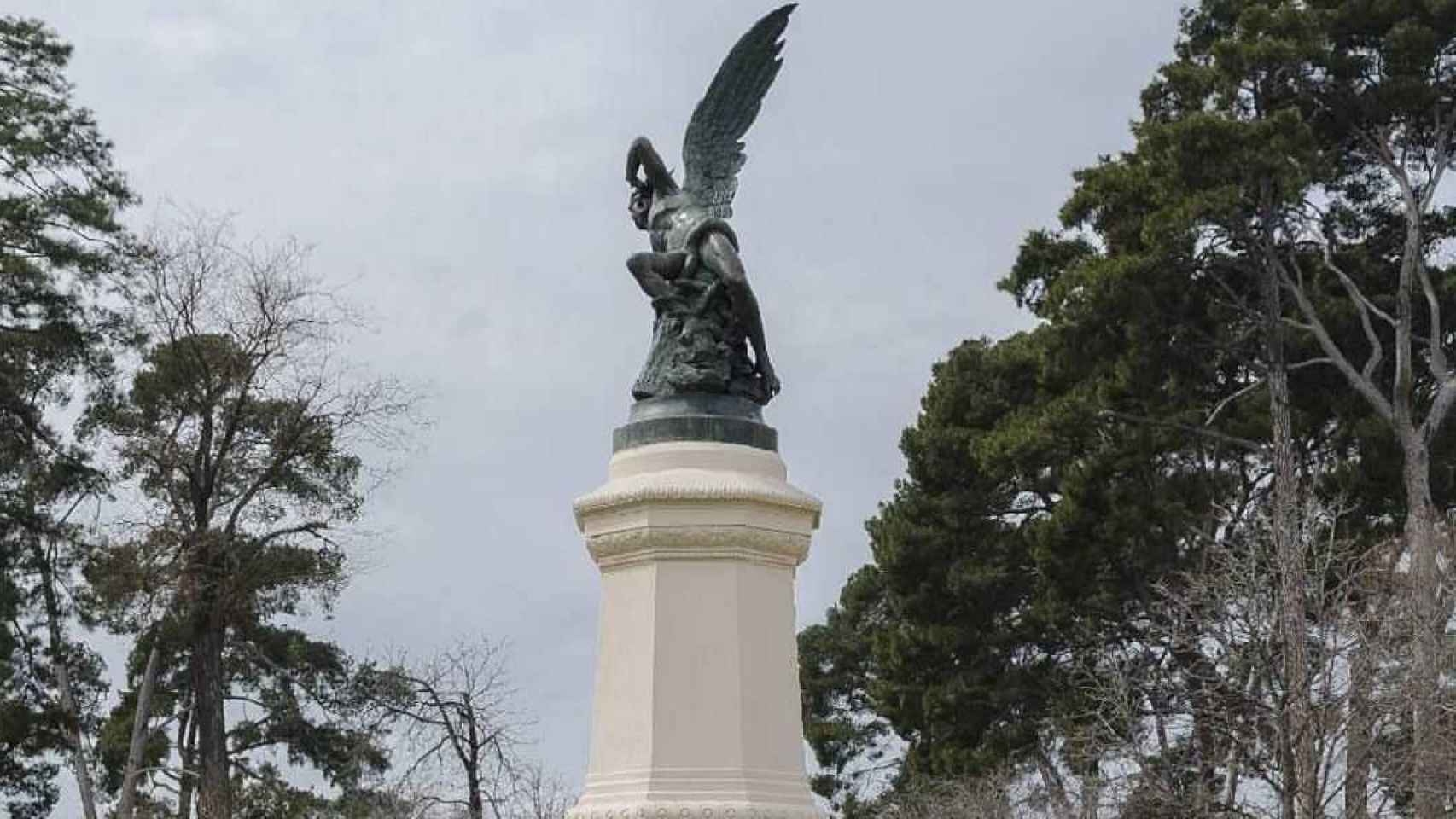 Fuente El Ángel Caído en el parque de El Retiro en Madrid.