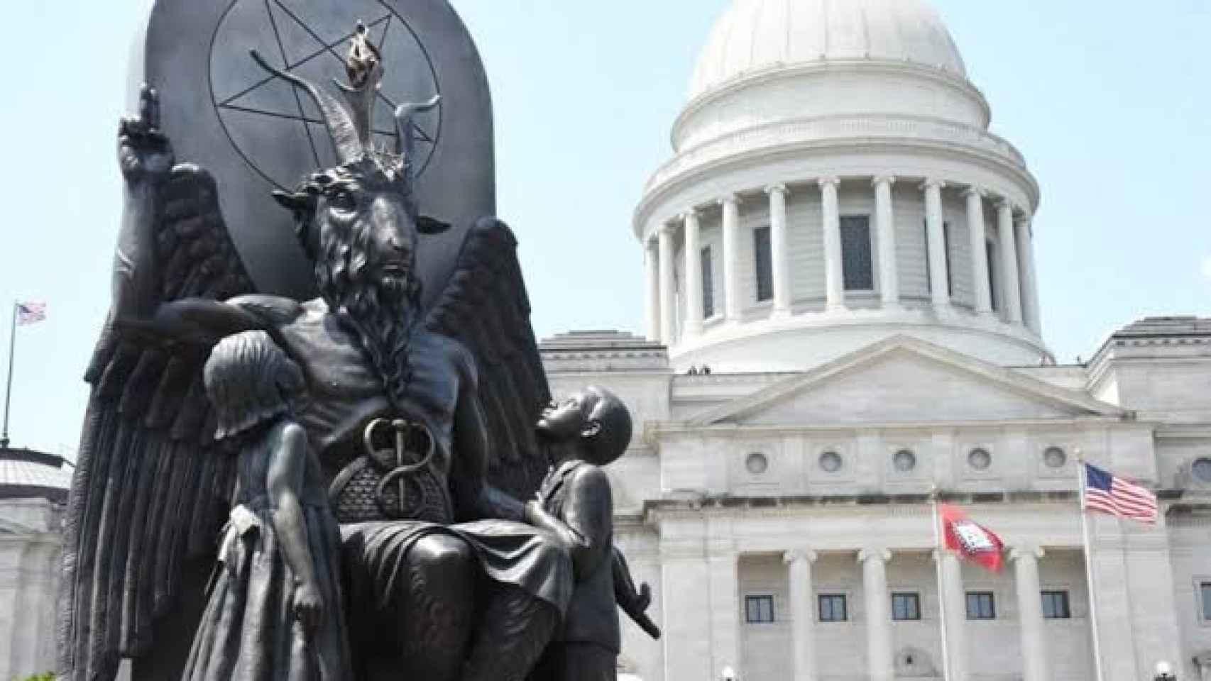 Estatua del demonio Baphomet en Arkansas, Estados Unidos.