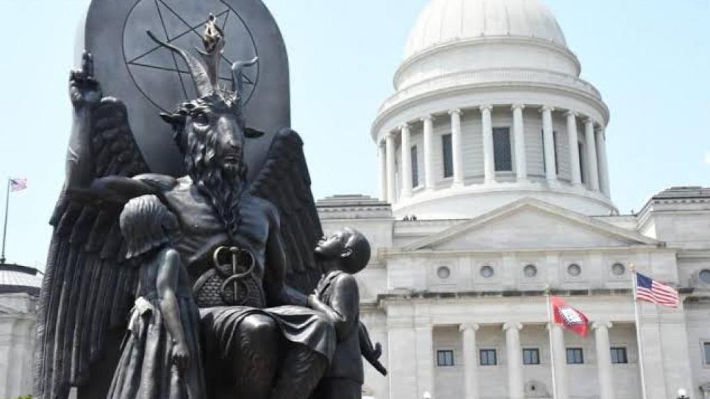 Estatua del demonio Baphomet en Arkansas, Estados Unidos.