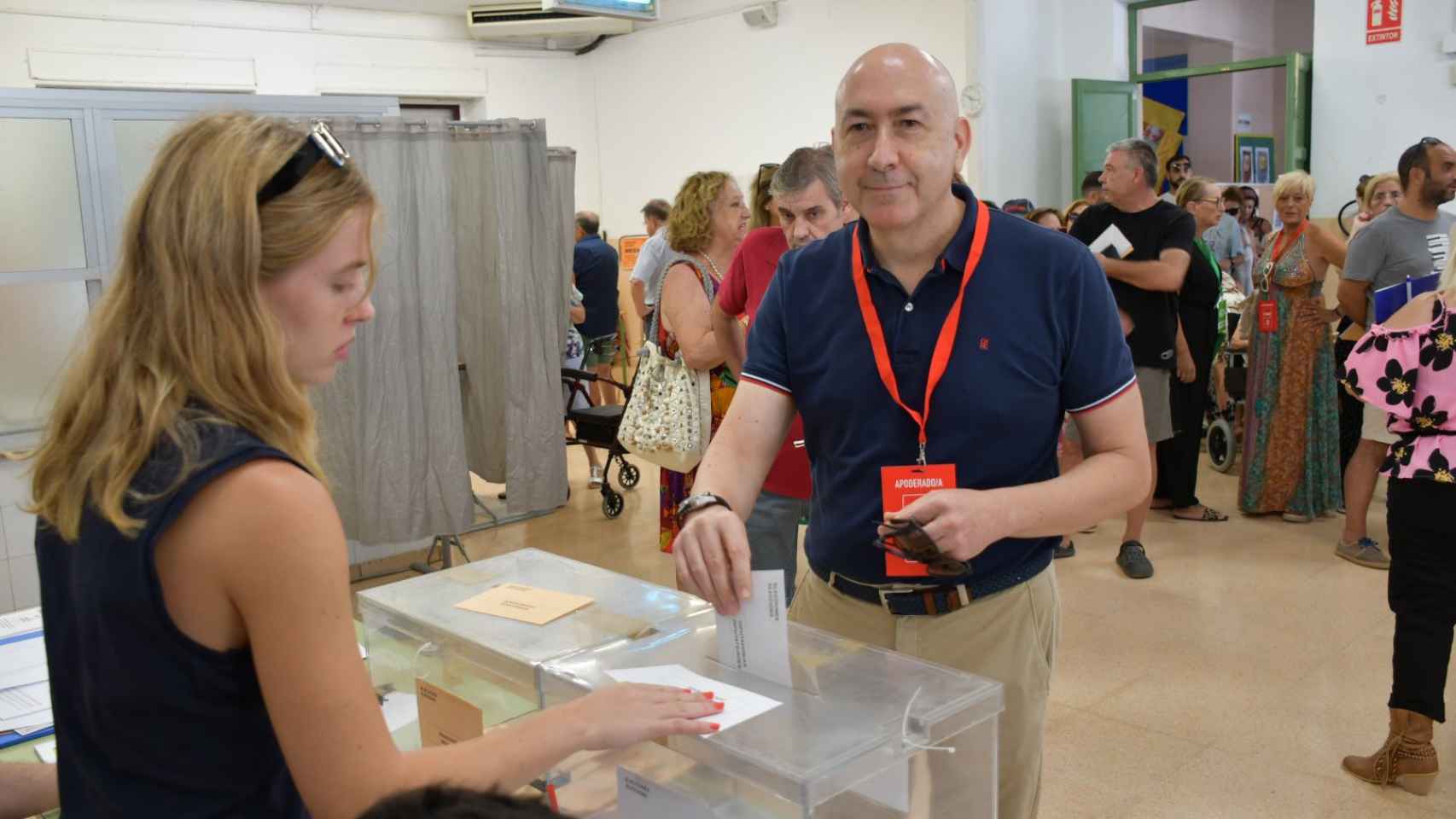 Alejandro Soler votando en su colegio electoral.