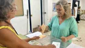 Macarena Montesinos, número uno del PP por Alicante, votando en su mesa electoral.
