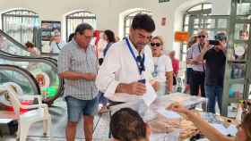 El alcalde de Alicante, Luis Barcala, ha votado este domingo en el Mercado Central.