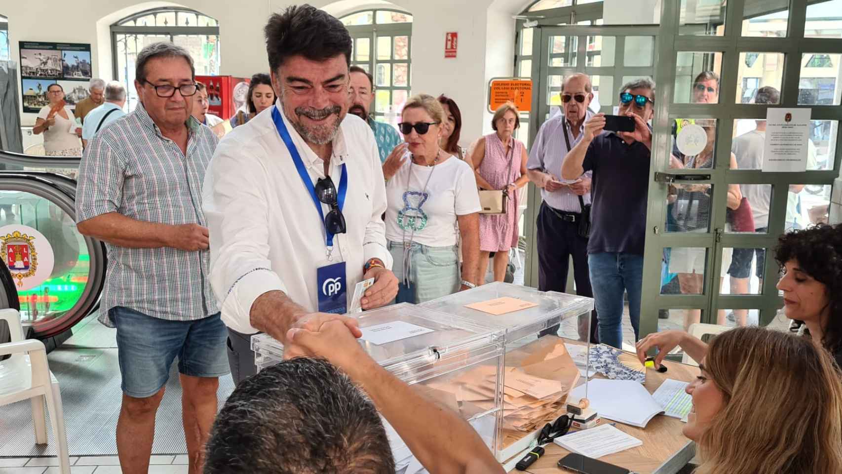 El alcalde de Alicante, Luis Barcala, votando esta jornada electoral.