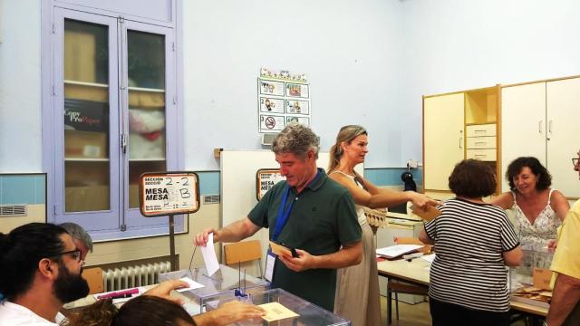 El alcalde de Orihuela Pepe Vegara votando la mañana de este domingo.