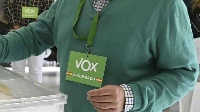 Distintivo de apoderado de Vox en Burgos