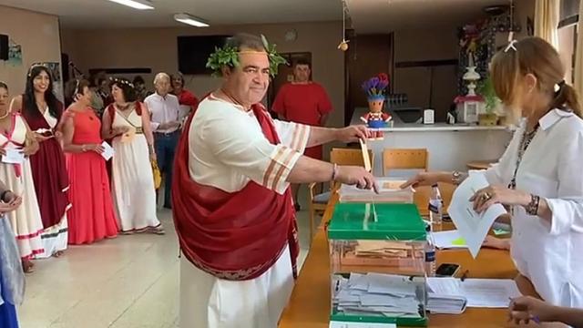 El alcalde de Saldaña ejerciendo su derecho al voto