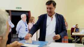 Bermúdez de Castro vota en el colegio de la delegación de Economía y Hacienda en Salamanca