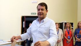 Alfonso Fernández Mañueco vota en Salamanca