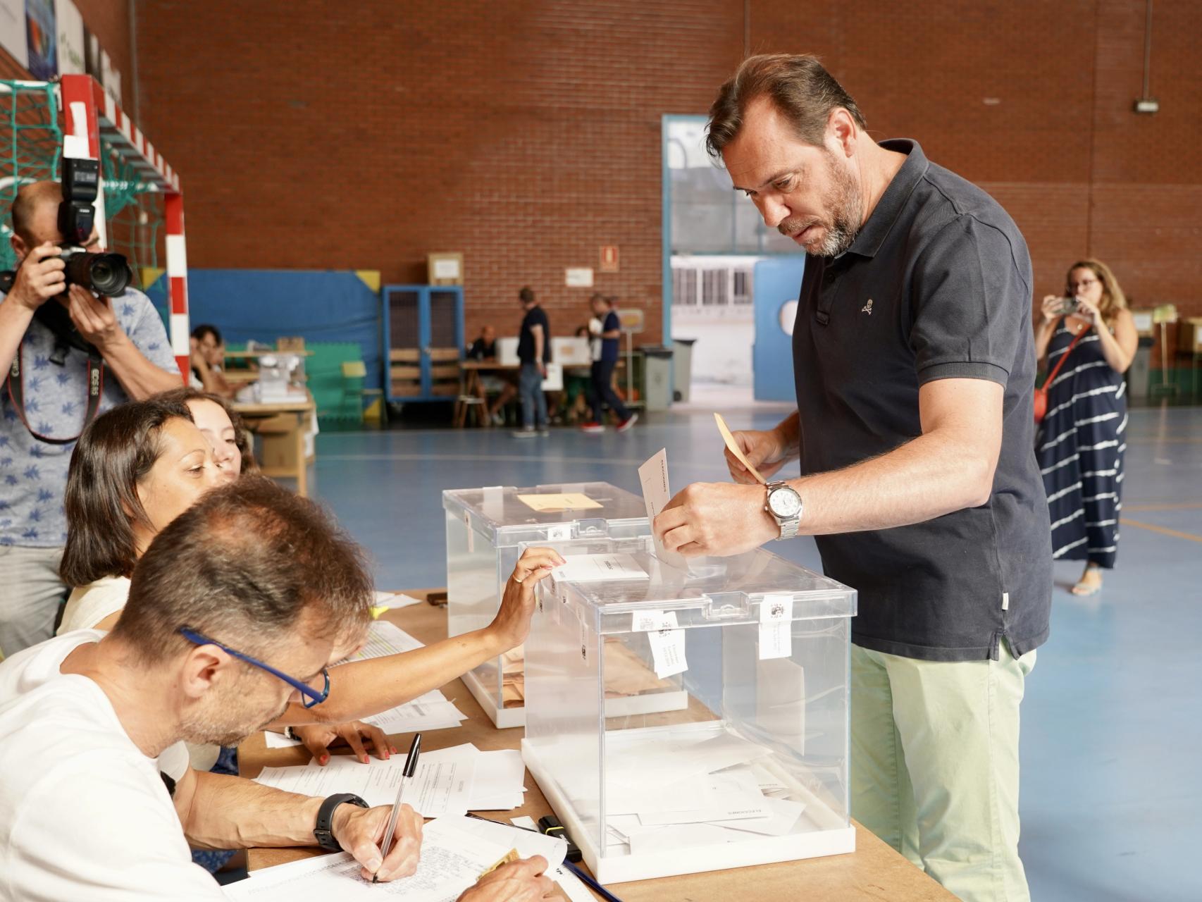 Óscar Puente ejerciendo su derecho a voto