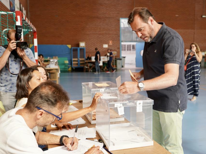 Óscar Puente ejerciendo su derecho a voto