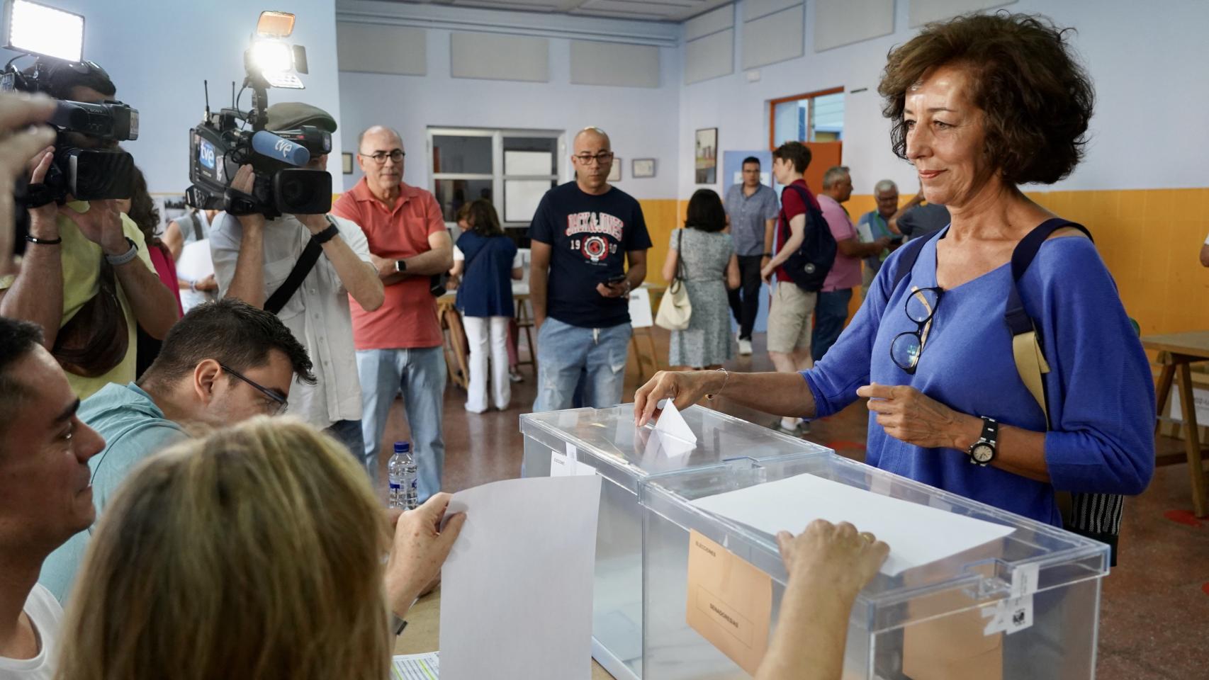 Mercedes Cantalapiedra votando
