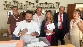 Eloy Tomé votando con la presencia de Rocío Ferrero, Francisco Requejo y otros miembros de Zamora Sí