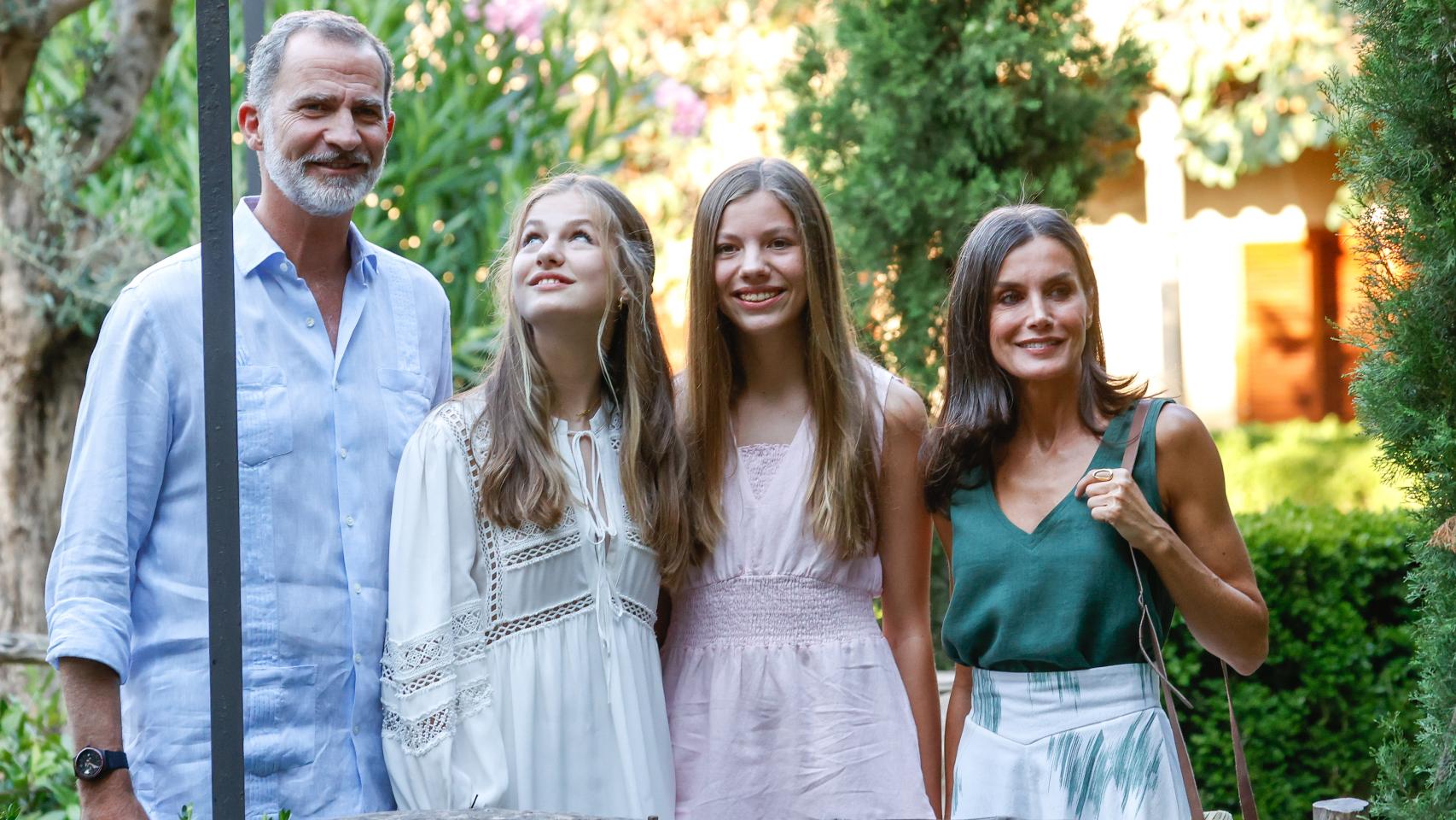 Los Reyes junto a sus hijas en el posado oficial en Mallorca, en 2022.