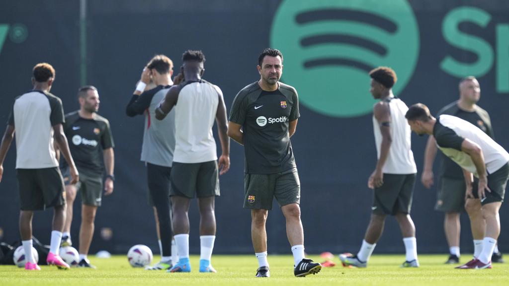 Xavi Hernández, al frente de un entrenamiento del FC Barcelona