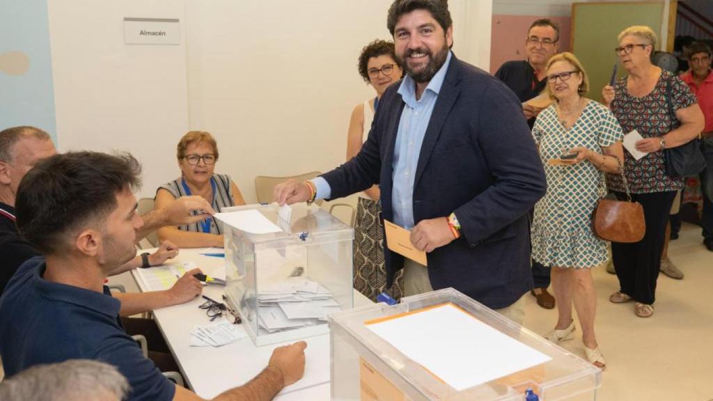 López Miras, este domingo, votando en el Colegio San José de Lorca.