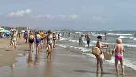 La playa de la Malvarrosa de Valencia repleta de bañistas esta mañana.