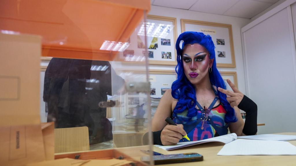 Una ‘drag queen’ da la nota de color en un colegio electoral de Madrid