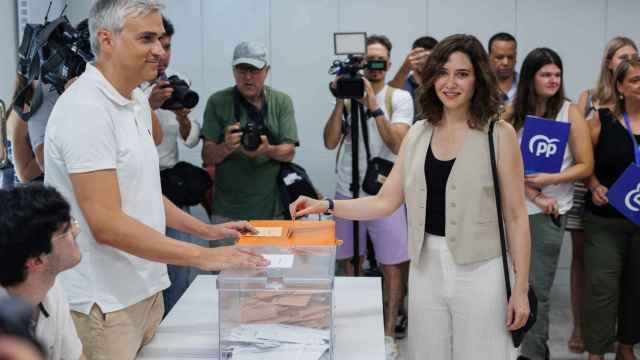 La presidenta de la Comunidad de Madrid, Isabel Díaz Ayuso, vota en un colegio del distrito madrileño de Chamberí