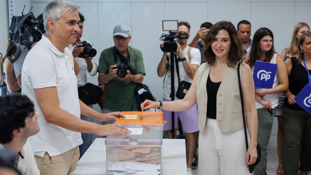 La presidenta de la Comunidad de Madrid, Isabel Díaz Ayuso, vota en un colegio del distrito madrileño de Chamberí