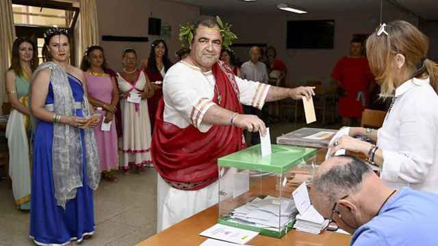 El alcalde del municipio palentino de Saldaña, Adolfo Palacios (PP), vota en las elecciones generales del 23-J vestido de emperador romano