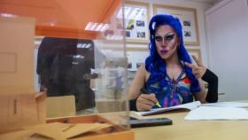 La componente 'drag queen' de una mesa electoral en el Colegio Montserrat de Madrid.