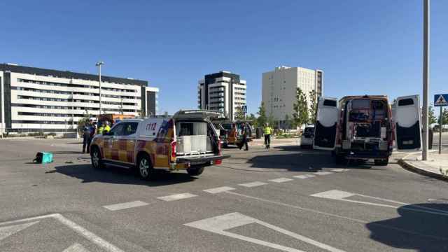 Vehículos de Samur PC en El Cañaveral (Madrid) tras el choque entre un motorista y un camión de basura.