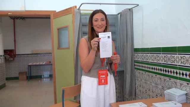 Mari Nieves Ramírez (PSOE) escoge la papeleta de su partido en Torrox.
