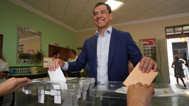 Juanma Moreno en el momento de votar en las elecciones generales de 2023 en Málaga.