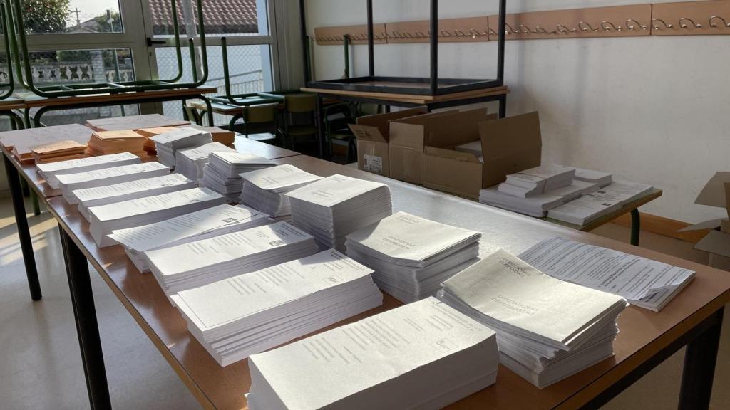 Imagen de las papeletas electorales ubicadas esta mañana en un colegio de Vigo.