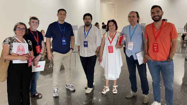 Apoderados de las distintas formaciones posan en el colegio de Casa das Artes de García Barbón, esta mañana.