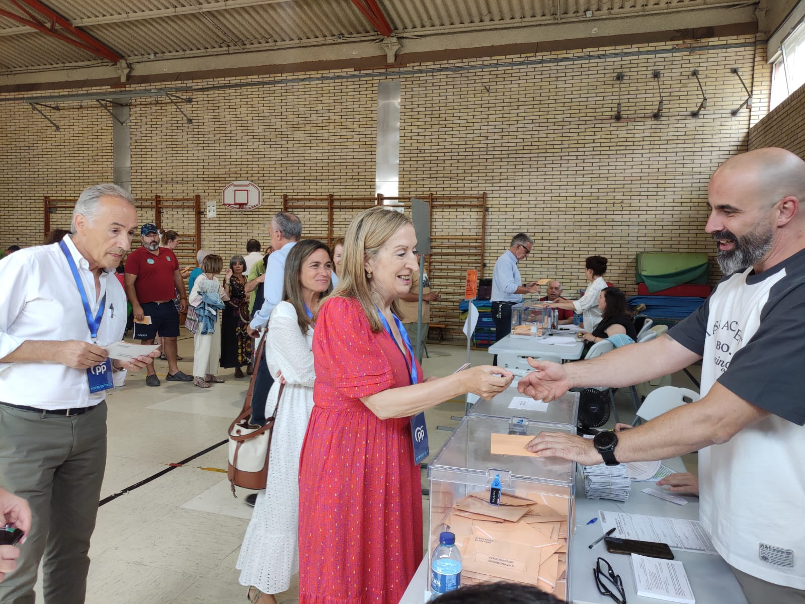 Ana Pastor ejerce su derecho a voto, con Pepa Pardo en segundo término.