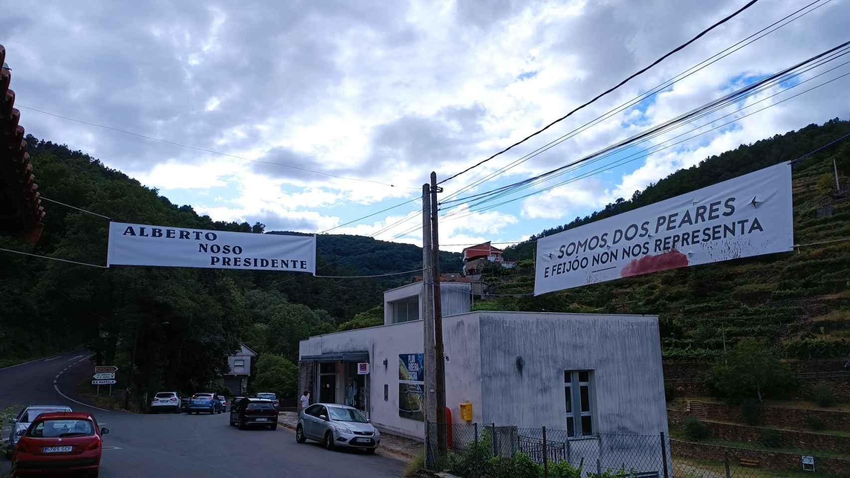 Dos pancartas en Os Peares a favor y en contra del Alberto Núñez Feijóo.