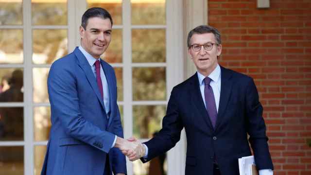 Sánchez y Feijóo se saludan antes de una reunión en La Moncloa en 2022.