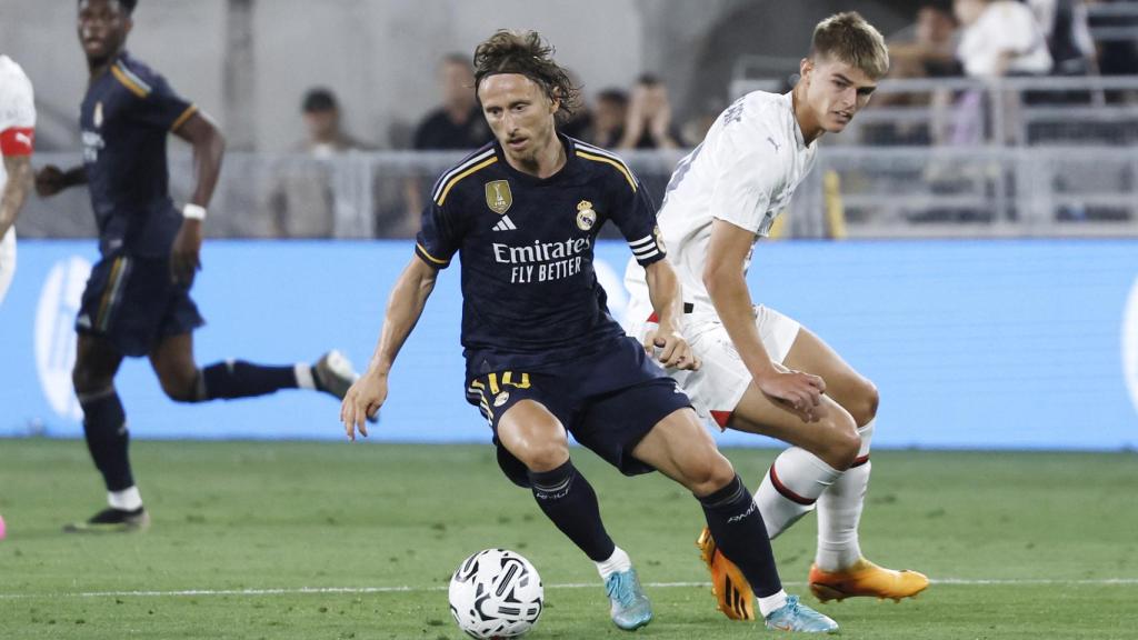 Modric, con el esférico ante el Milan.