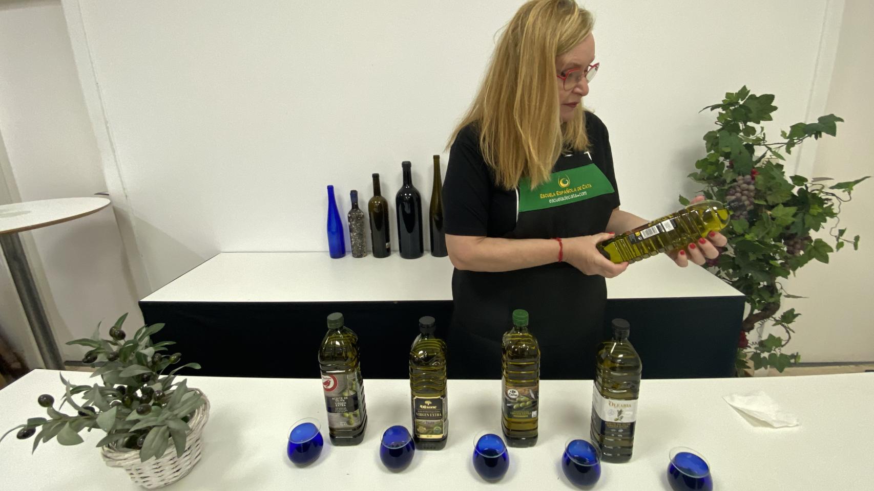 Los cinco aceites de oliva virgen extra, tras concluir la cata.