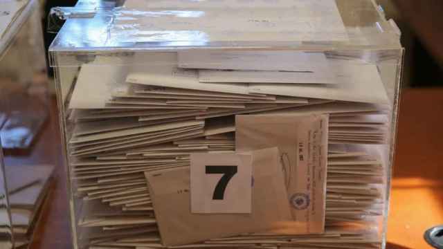 Fotografía de sobres en la urna de votación para las Elecciones Generales de España, en el Consulado de España, el 20 de julio de 2023, en Montevideo (Uruguay).