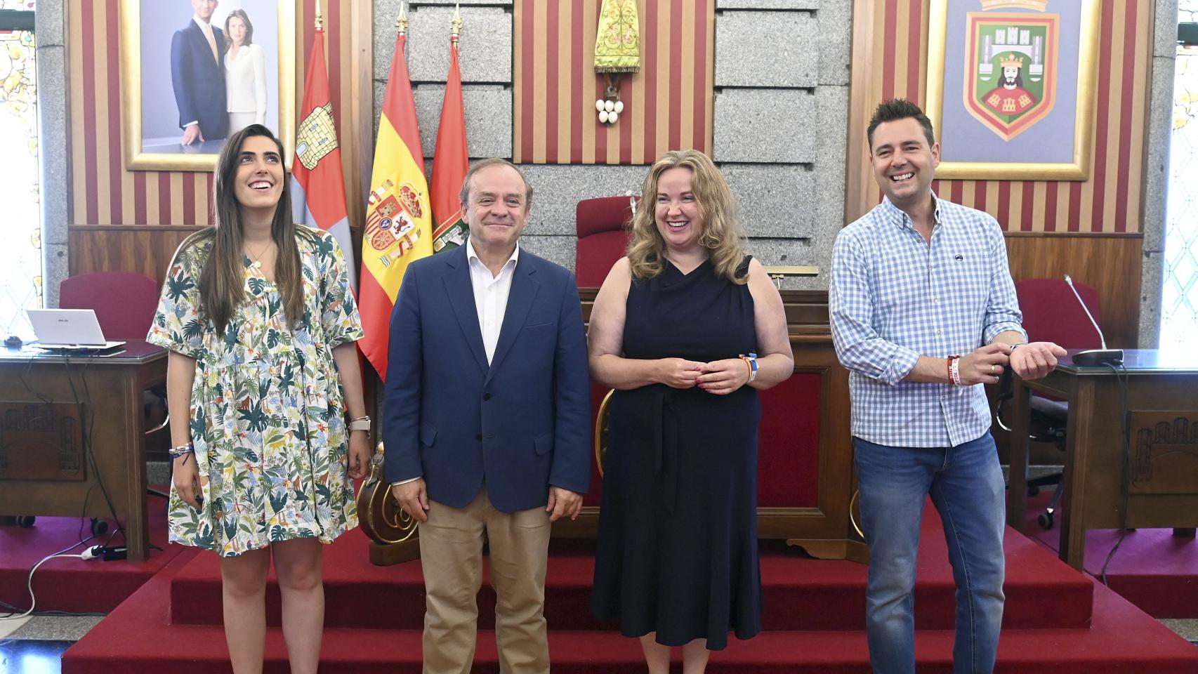 La alcaldesa de Burgos, Cristina Ayala Santamaría, acompañada de los portavoces de los grupos municipales, presenta la proposición conjunta que se elevará al Pleno extraordinario de infraestructuras.