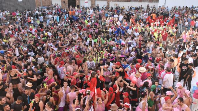 Un chupinazo multitudinario abre las fiestas patronales de Santa Marta