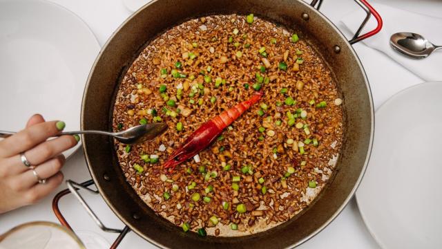 El plato de arroz seco con carabinero y ajetes del restaurante Señuelo.