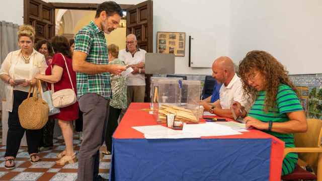 Una persona ejerce su derecho al voto en el Ayuntamiento de Toledo. Javier Longobardo