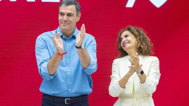 Pedro Sánchez junto a María Jesús Montero la noche de las elecciones.