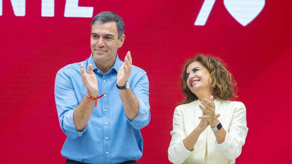 Pedro Sánchez, junto a la vicesecretaria general del PSOE, María Jesús Montero, este lunes en  la sede de Ferraz.