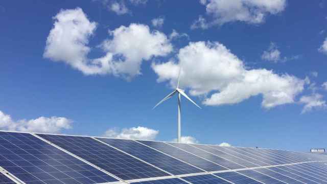 Energías renovables: eólica y fotovoltaica.