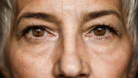 Cejas castañas de una mujer con ojos marrones. Foto: iStock.
