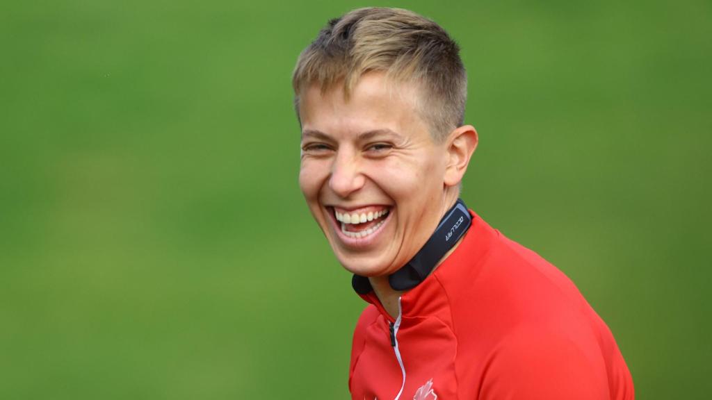 La futbolista canadiense Quinn con el collar en un entrenamiento durante el Mundial Femenino.