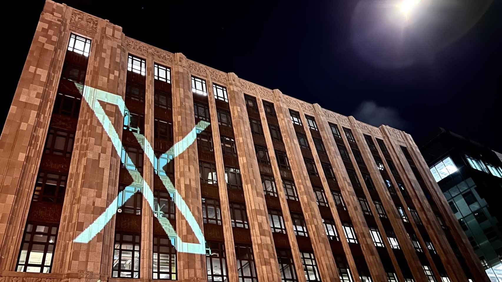 El nuevo logotipo de X sobre la sede de la empresa.