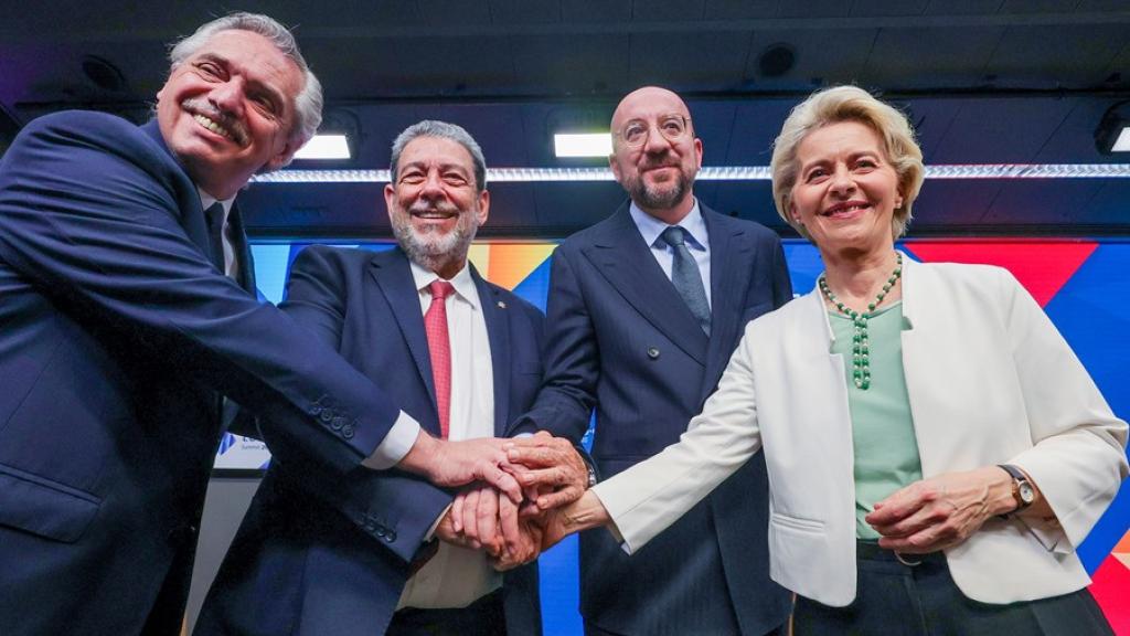 El presidente de Argentina, Alberto Angel Fernandez, el primer ministro de San Vicente y Granadinas, Ralph Gonsalves, el presidente del Consejo Europeo, Charles Michel y la presidenta de la Comisión Europea, Ursula von der Leyen.