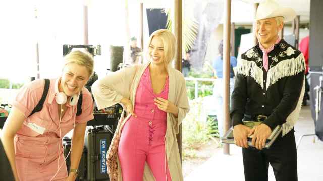 Greta Gerwig, Margot Robbie y Ryan Gosling en el rodaje de 'Barbie'.